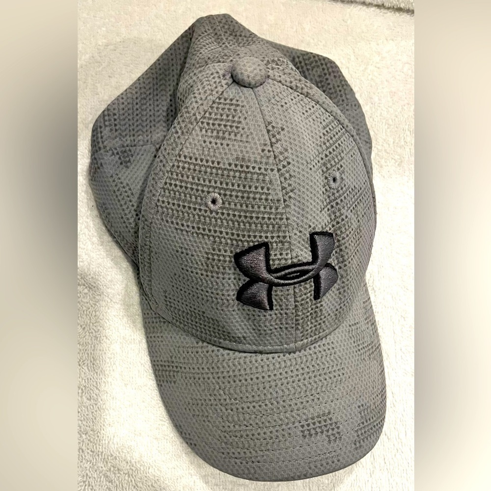 Under armor boys youth small medium cap gray